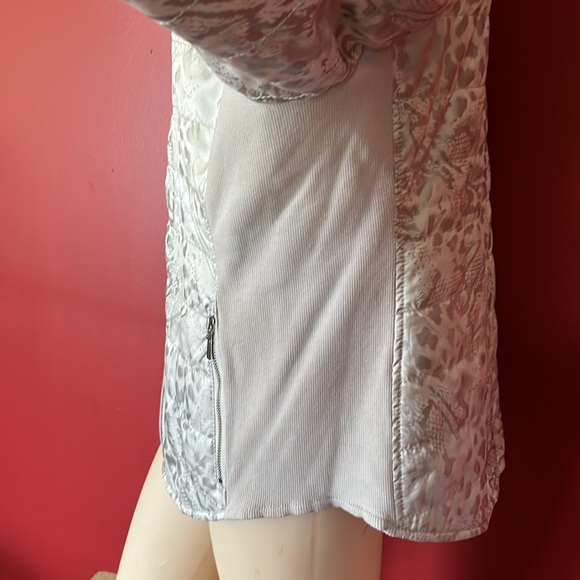 Like new Chico’s silver lightweight lined jacket - Picture 4 of 13